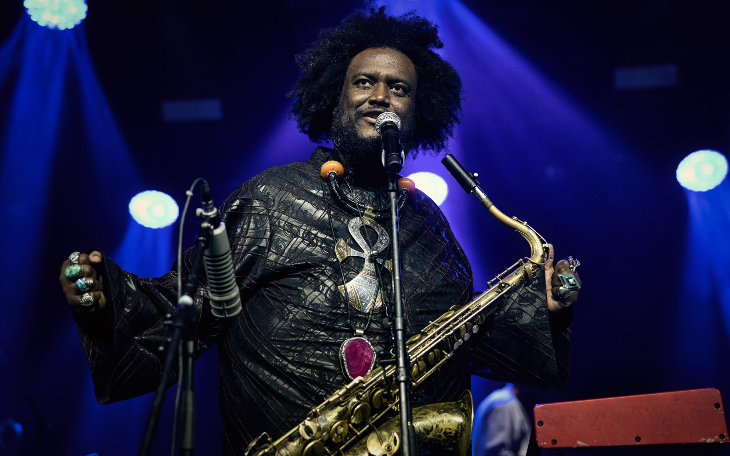 Read more about the article Kamasi Washington | 19.03.2025, Warszawa (Stodoła) | foto i tekst Maciej Kobylański | org. Live Nation