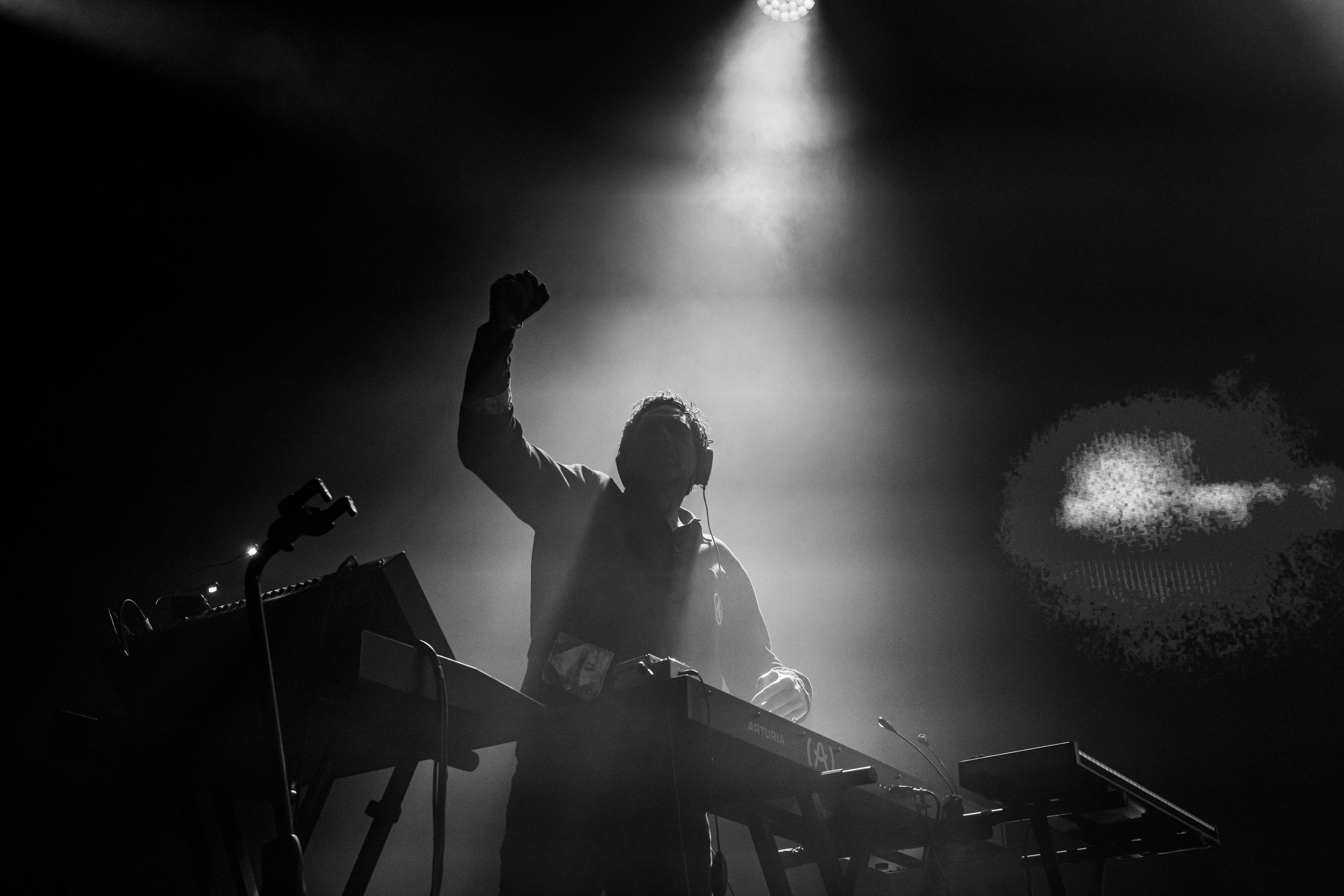 Read more about the article Archive (+BOKKA) | 08.03.2026 | Warszawa, COS Torwar | Tekst: Magda Żmudzińska, Fot. Martyna Gut | org. Live Nation Polska