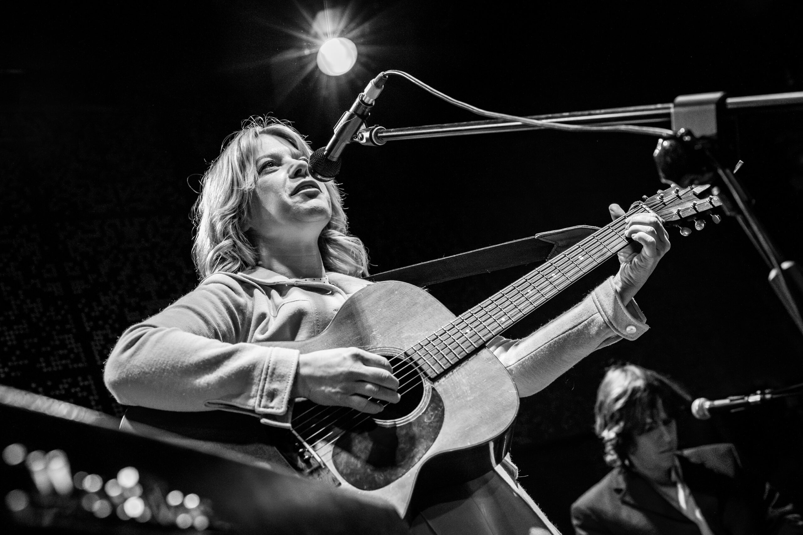 Read more about the article Basia Bulat (+Konrad Słoka) | 22.04.2026 | Warszawa, BARdzo bardzo | Fot. Kuba Ryszkiewicz | org. Winiary Bookings