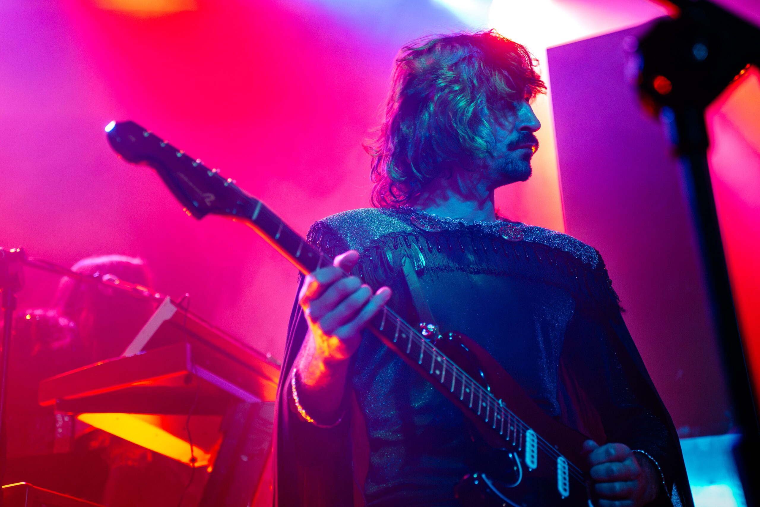 Read more about the article Hällas (+ Earth Tongue) | 04.10.2026 | Warszawa, Klub Niebo | Fot. Kuba Ryszkiewicz | org. Winiary Bookings